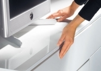  פתיחה בלחיצה וסגירת דלתות